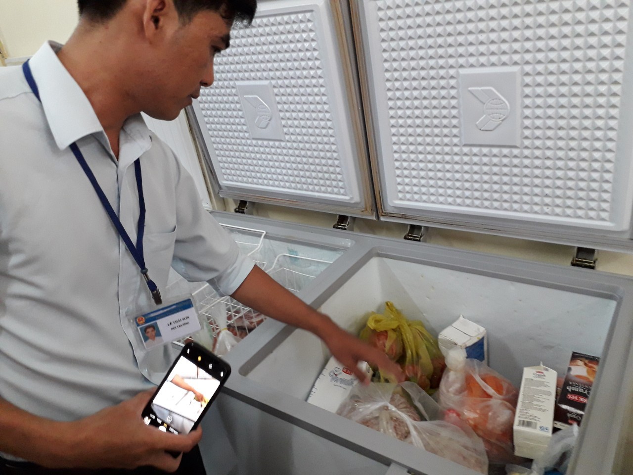 Vụ ngộ độc Tân Phú: Phát hiện khay chứa nguyên liệu chứa luôn côn trùng - Ảnh 2.