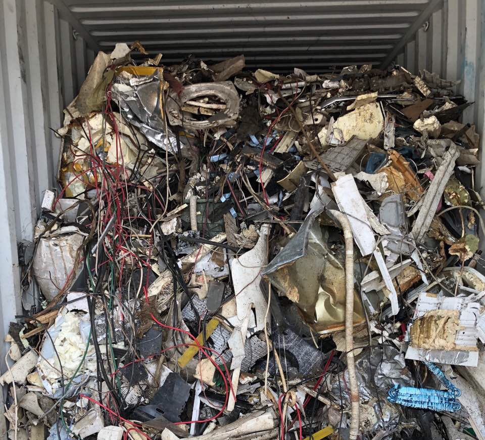 Hàng loạt container rác thải lại nhập cảng Cát Lái