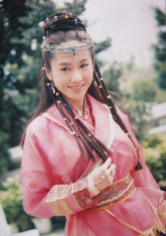 Những mỹ nhân tỏa sáng màn ảnh nhờ tiểu thuyết Kim Dung - Ảnh 3.
