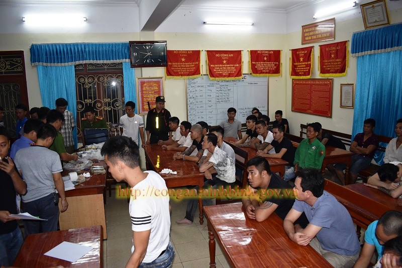 Ph&aacute; sới bạc khủng n&uacute;p trong trại g&agrave;, bắt 34 con bạc, thu giữ 500 triệu đồng - Ảnh 1.