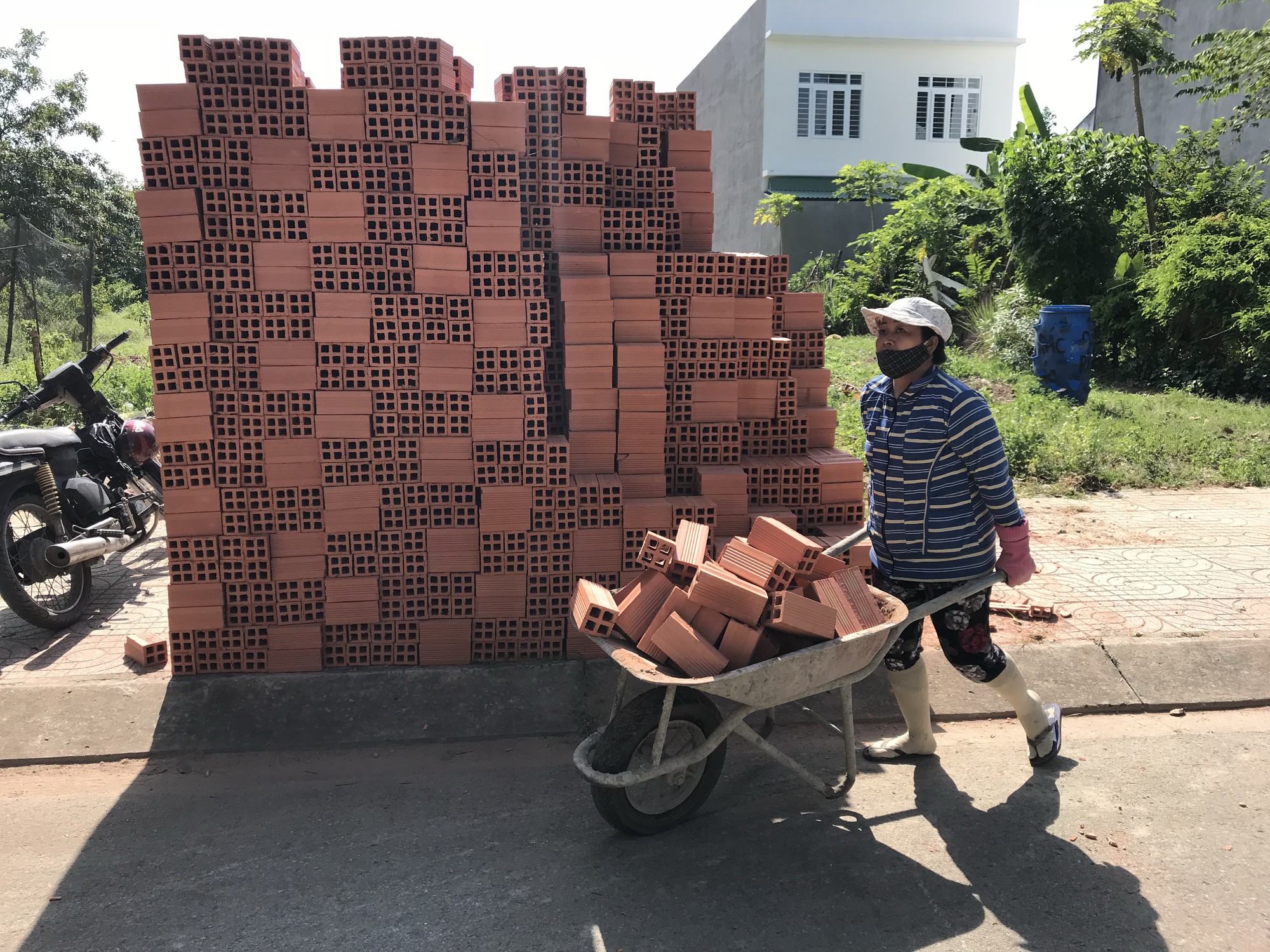 Nữ phụ hồ: Thiếu ăn, thiếu ngủ…thiếu hơi con!