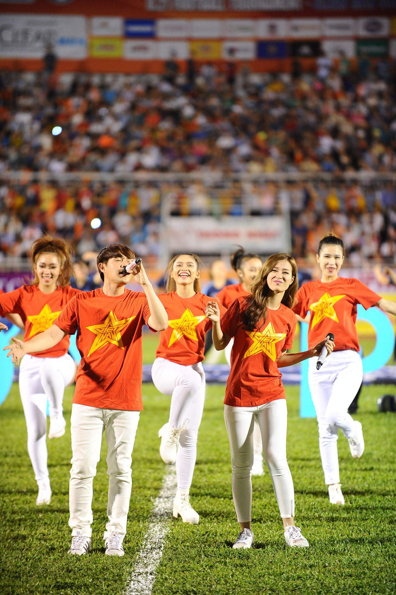 Khi giới showbiz trở th&agrave;nh fan ruột thể thao - Ảnh 7.