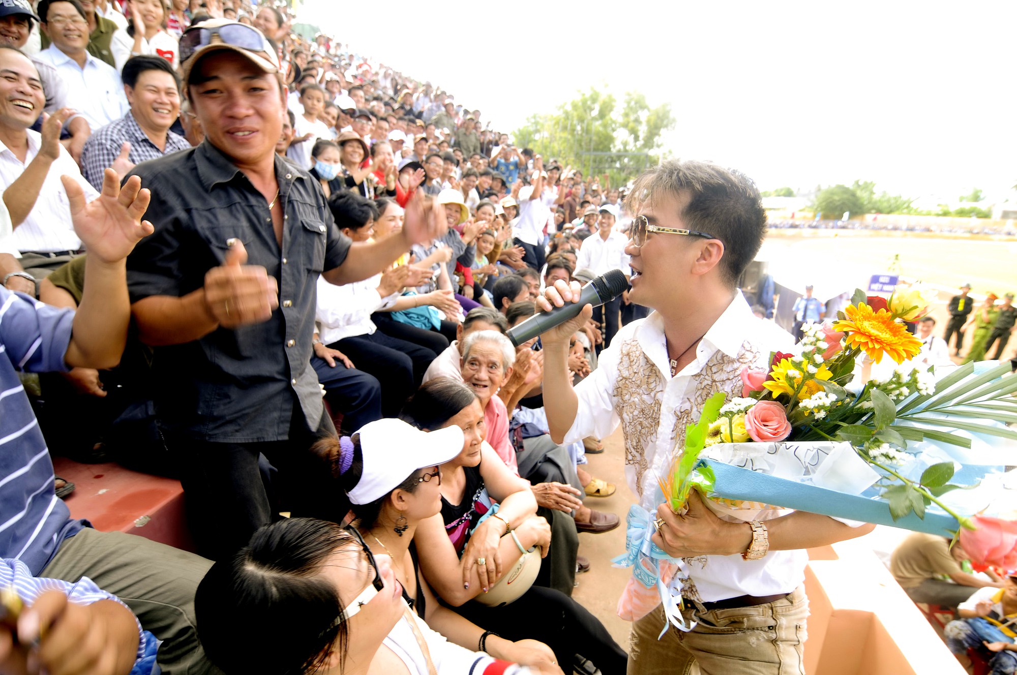 Khi giới showbiz trở th&agrave;nh fan ruột thể thao - Ảnh 6.