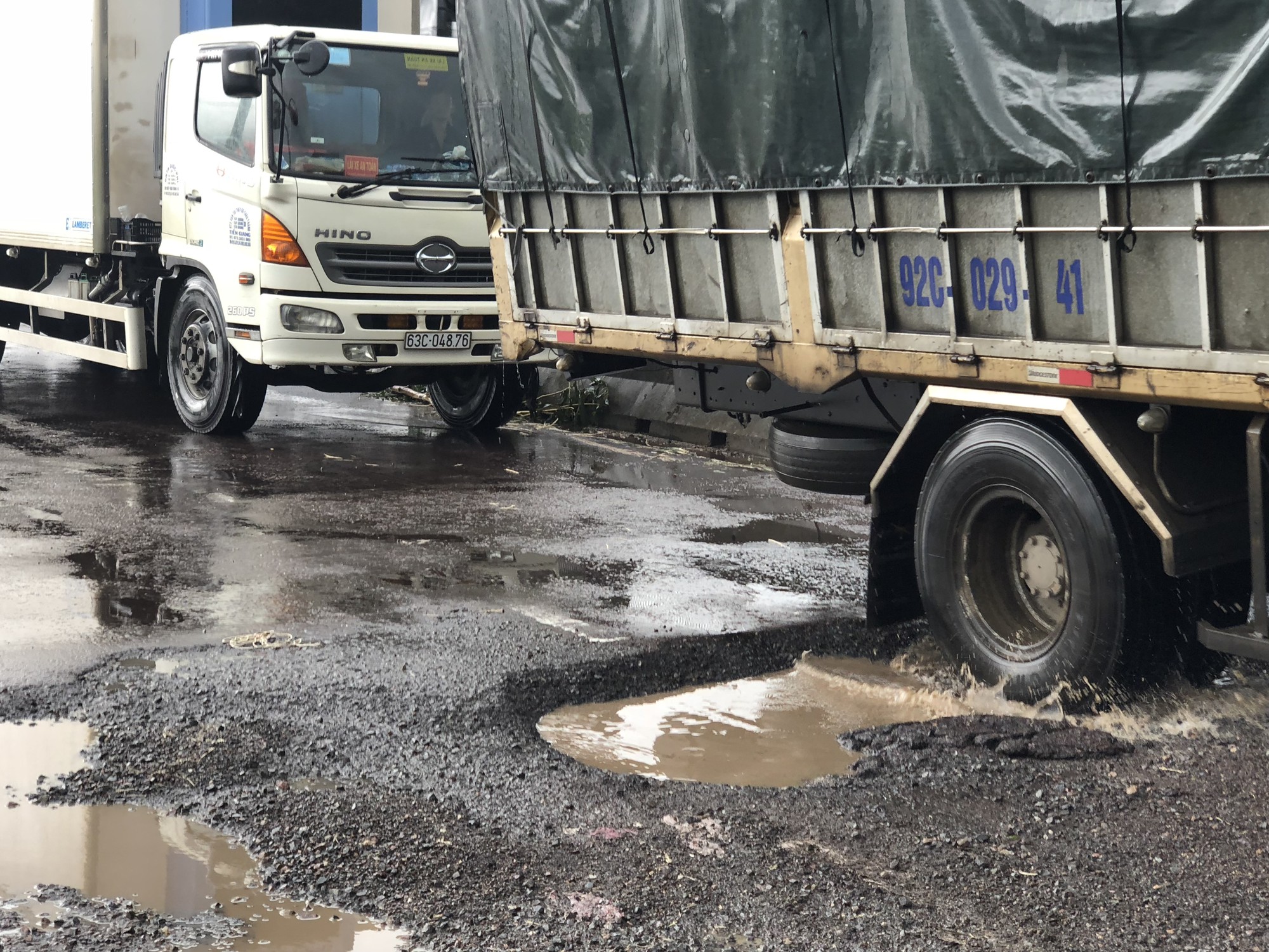 Quốc lộ 1 qua Bình Định nát tương sau vài cơn mưa đầu mùa