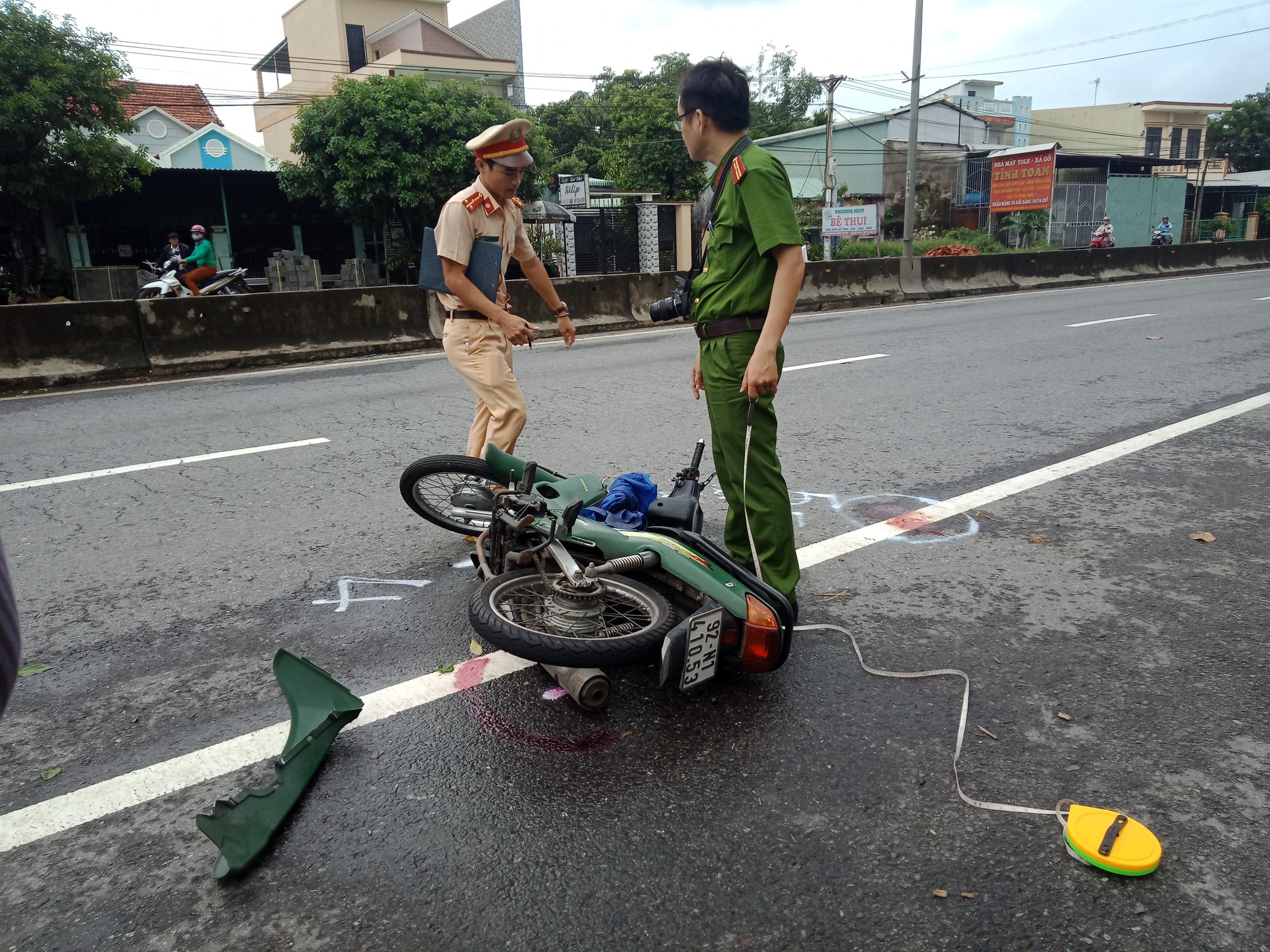 Bồng ch&aacute;u qua đường gửi trẻ bị xe m&aacute;y t&ocirc;ng khiến 2 b&agrave; ch&aacute;u nguy kịch - Ảnh 2.