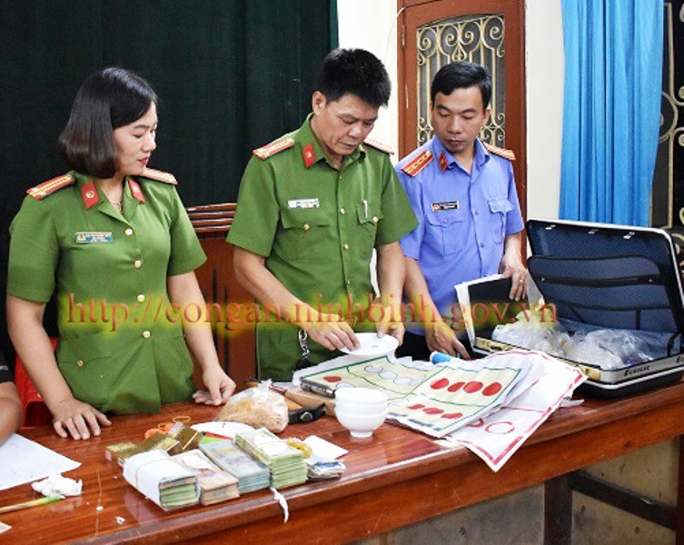 Phá sới bạc khủng "núp" trong trại gà, bắt 34 con bạc, thu giữ 500 triệu đồng
