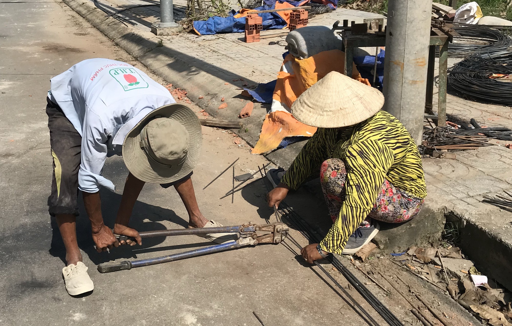 Nữ phụ hồ: Thiếu ăn, thiếu ngủ&hellip;thiếu hơi con! - Ảnh 2.