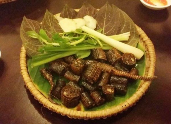 Đến miền T&acirc;y, thử ăn dồi rắn một lần sẽ nhớ m&atilde;i - Ảnh 1.