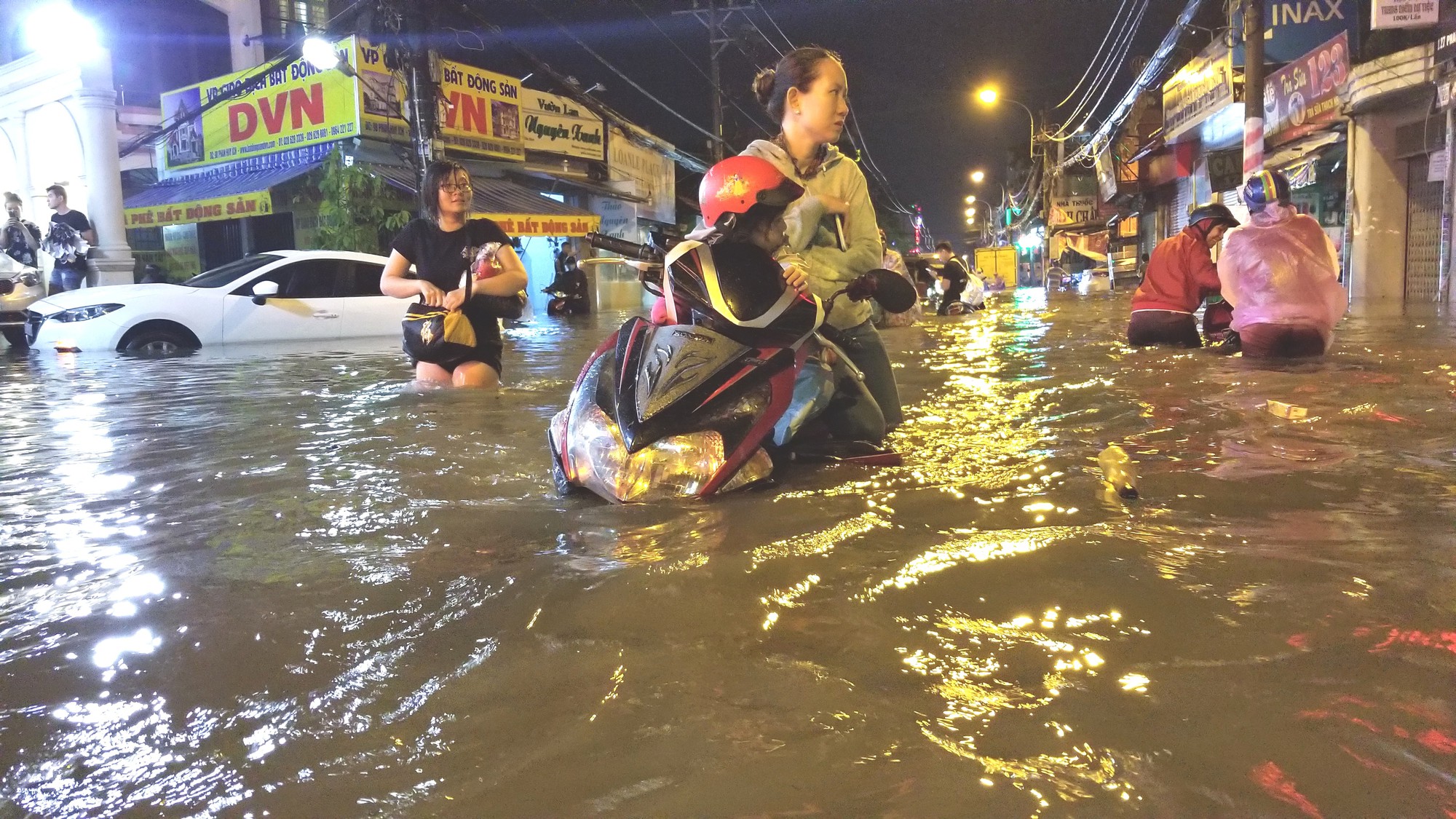 Đêm ngập "phong tỏa" Gò Vấp