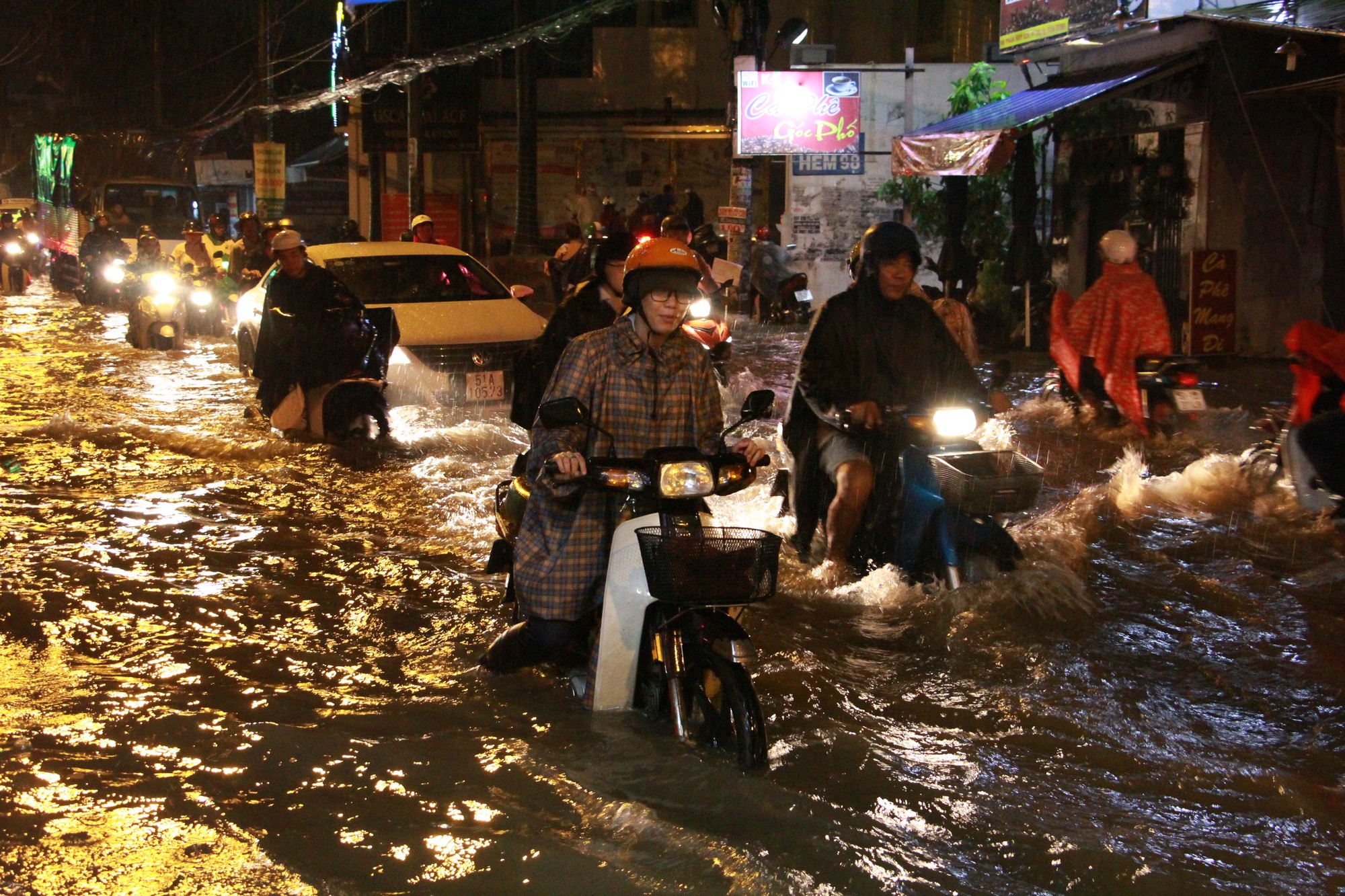 Đ&ecirc;m ngập phong tỏa G&ograve; Vấp - Ảnh 3.