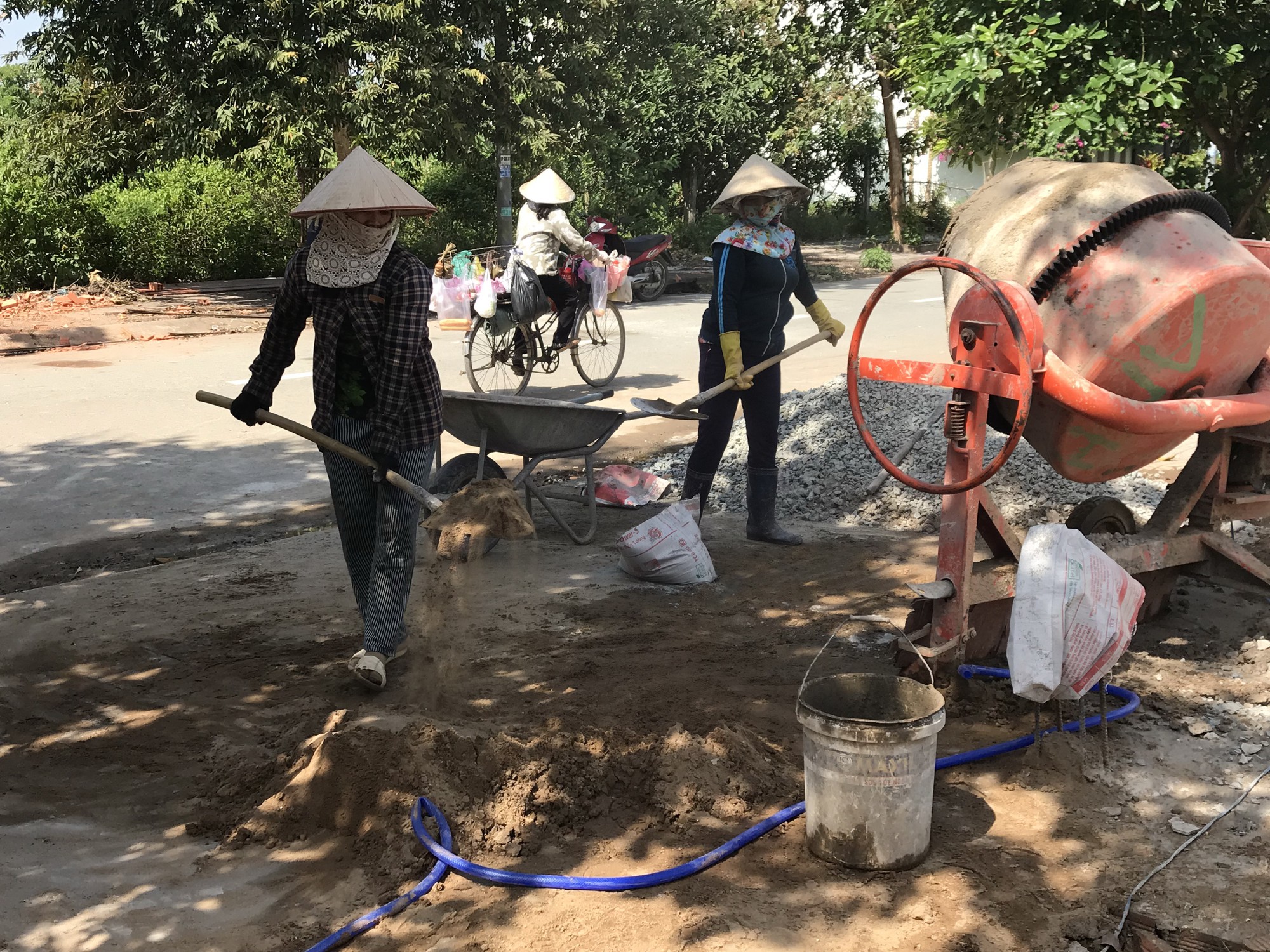 Nữ phụ hồ: Thiếu ăn, thiếu ngủ&hellip;thiếu hơi con! - Ảnh 3.