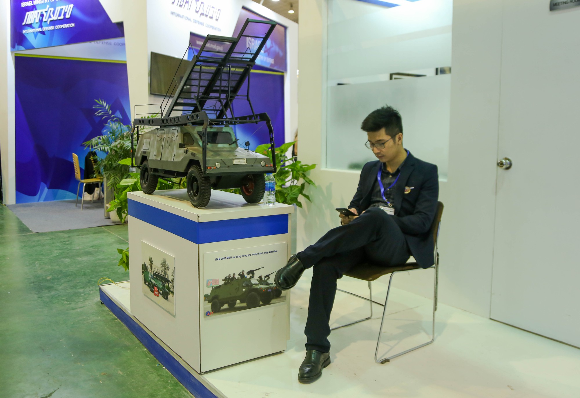 Tận tay cầm vũ kh&iacute; tối t&acirc;n trong triển l&atilde;m quốc tế về an ninh tại H&agrave; Nội - Ảnh 15.