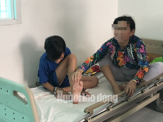 Đang nằm xem tivi, bé 12 tuổi bị rắn lục dài gần 1 m cắn