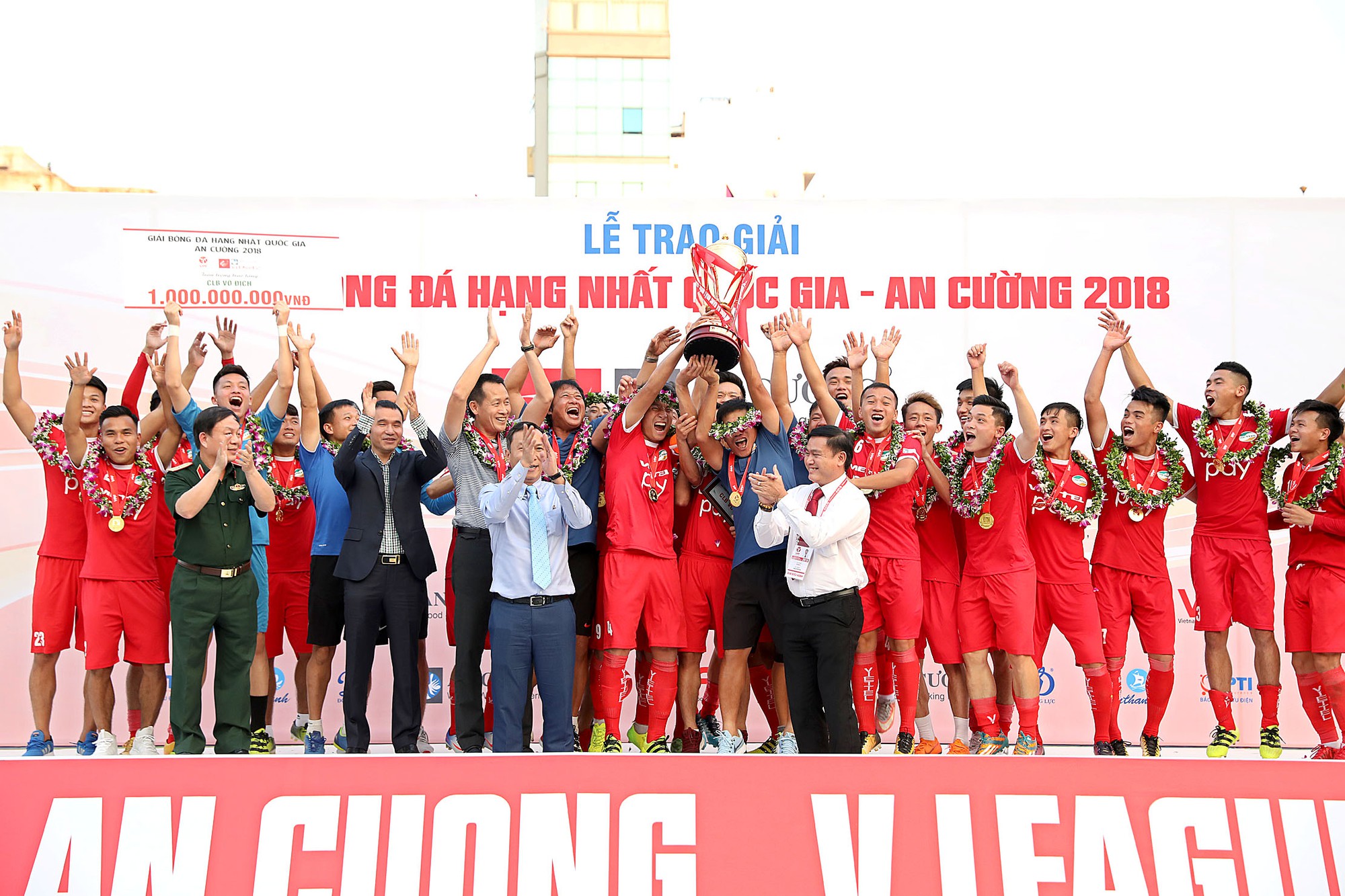 Viettel chính thức lên V-League, CAND rớt xuống Giải Hạng nhì