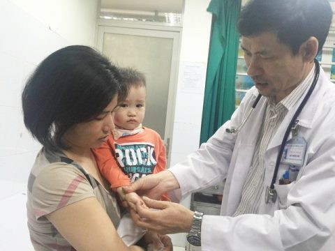 Virus tay ch&acirc;n miệng từng khiến hơn 100 trẻ tử vong nguy hiểm thế n&agrave;o? - Ảnh 2.