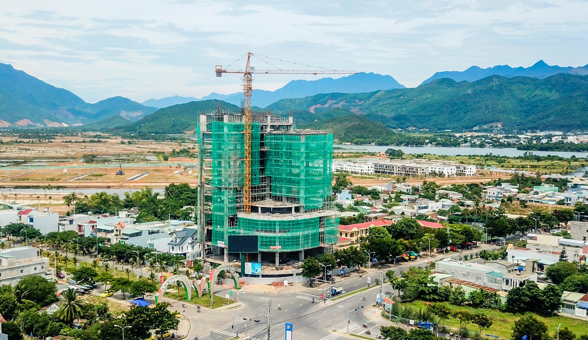 Cất nóc khu phức hợp cao nhất quận Liên Chiểu - Ảnh 1.