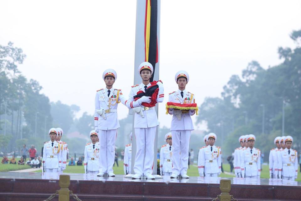 X&uacute;c động lễ treo cờ rủ Quốc tang nguy&ecirc;n Tổng B&iacute; thư Đỗ Mười - Ảnh 1.