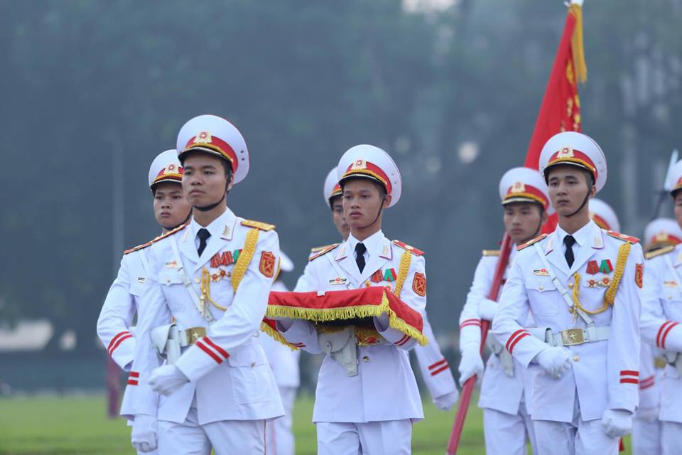 X&uacute;c động lễ treo cờ rủ Quốc tang nguy&ecirc;n Tổng B&iacute; thư Đỗ Mười - Ảnh 12.