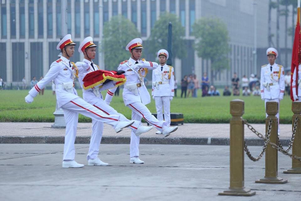 X&uacute;c động lễ treo cờ rủ Quốc tang nguy&ecirc;n Tổng B&iacute; thư Đỗ Mười - Ảnh 13.