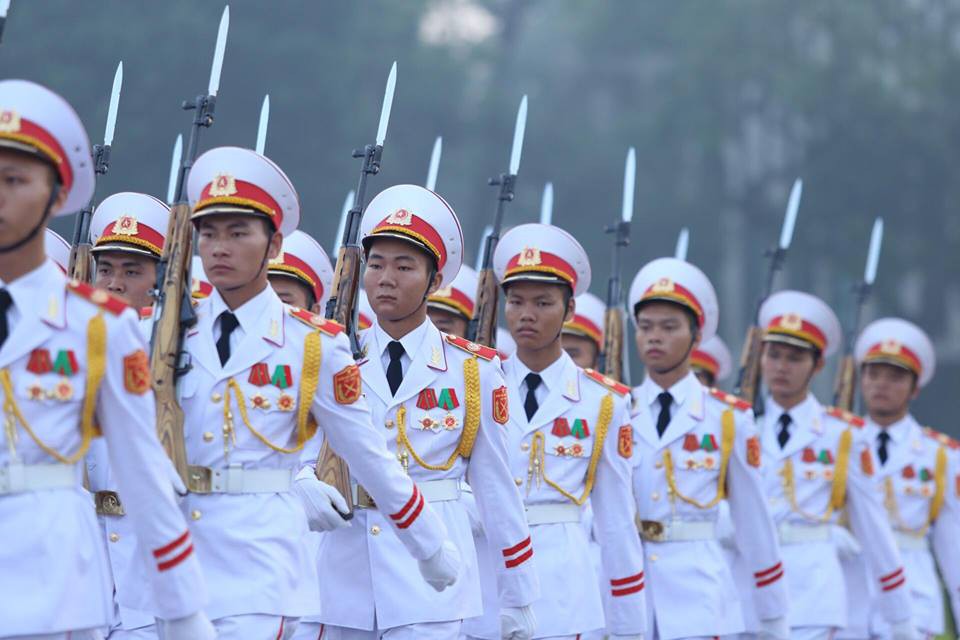 X&uacute;c động lễ treo cờ rủ Quốc tang nguy&ecirc;n Tổng B&iacute; thư Đỗ Mười - Ảnh 8.
