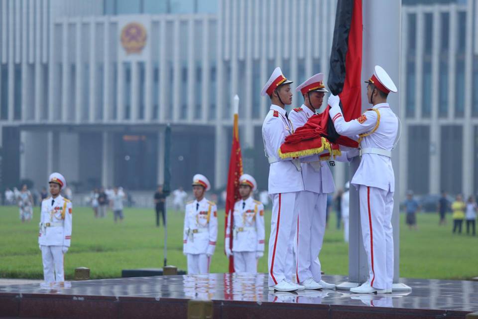 X&uacute;c động lễ treo cờ rủ Quốc tang nguy&ecirc;n Tổng B&iacute; thư Đỗ Mười - Ảnh 16.