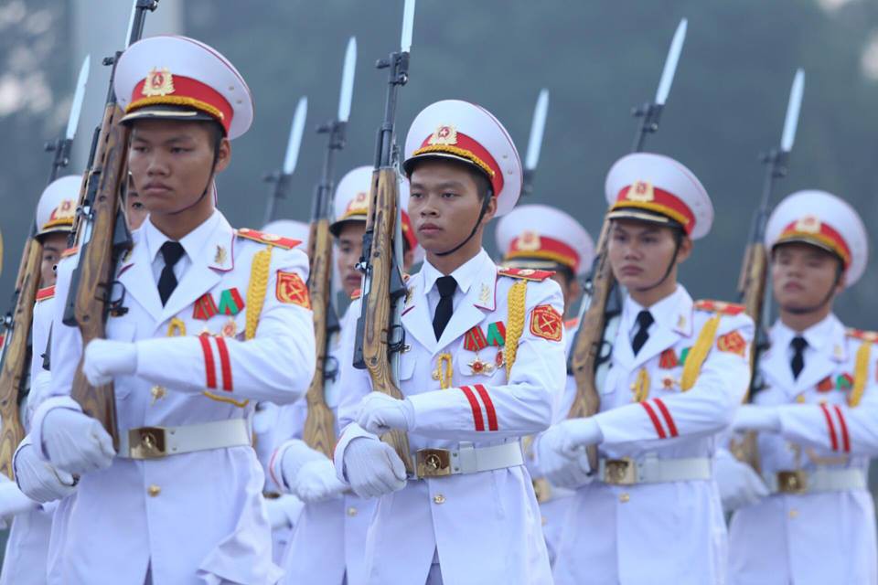 X&uacute;c động lễ treo cờ rủ Quốc tang nguy&ecirc;n Tổng B&iacute; thư Đỗ Mười - Ảnh 9.