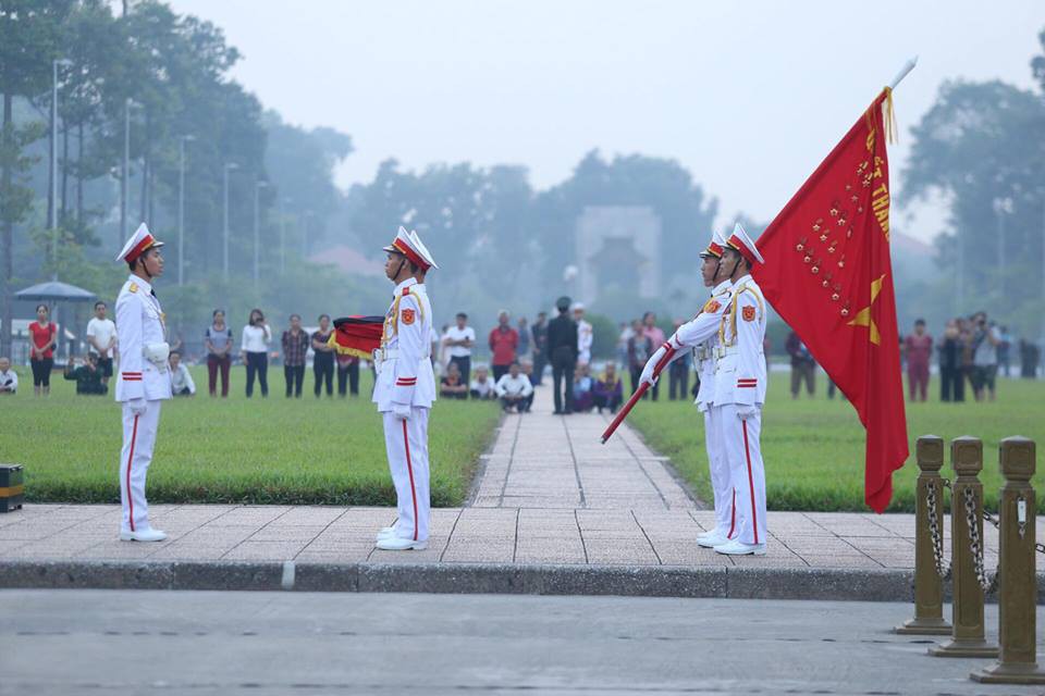 X&uacute;c động lễ treo cờ rủ Quốc tang nguy&ecirc;n Tổng B&iacute; thư Đỗ Mười - Ảnh 10.