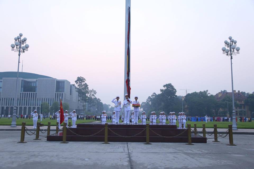 X&uacute;c động lễ treo cờ rủ Quốc tang nguy&ecirc;n Tổng B&iacute; thư Đỗ Mười - Ảnh 17.
