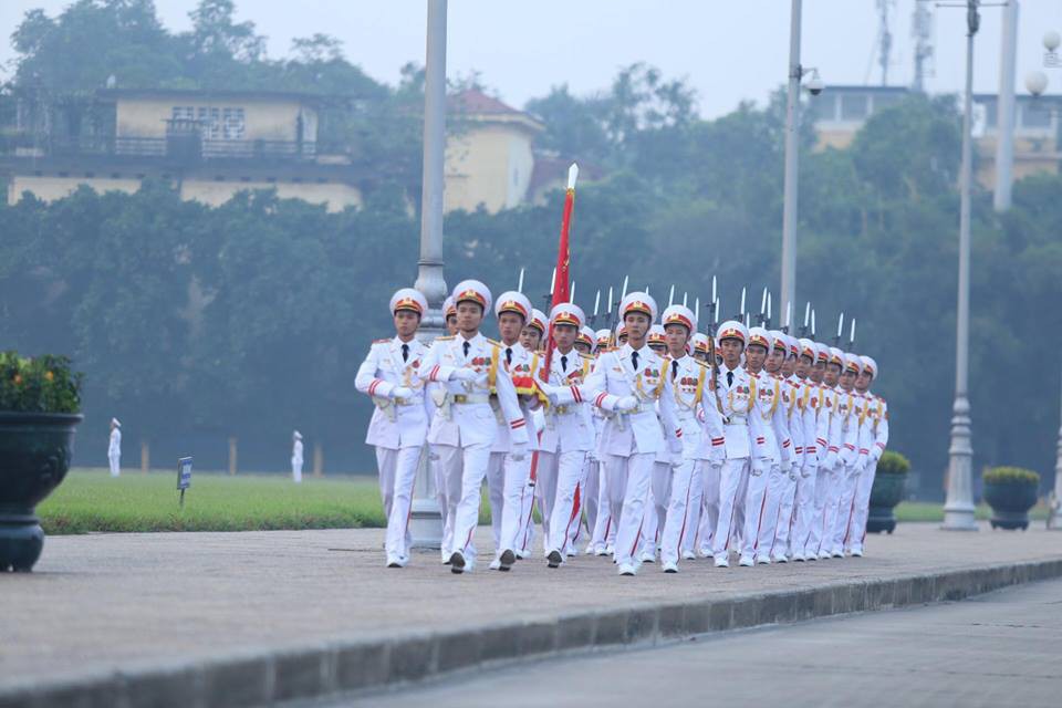 X&uacute;c động lễ treo cờ rủ Quốc tang nguy&ecirc;n Tổng B&iacute; thư Đỗ Mười - Ảnh 6.