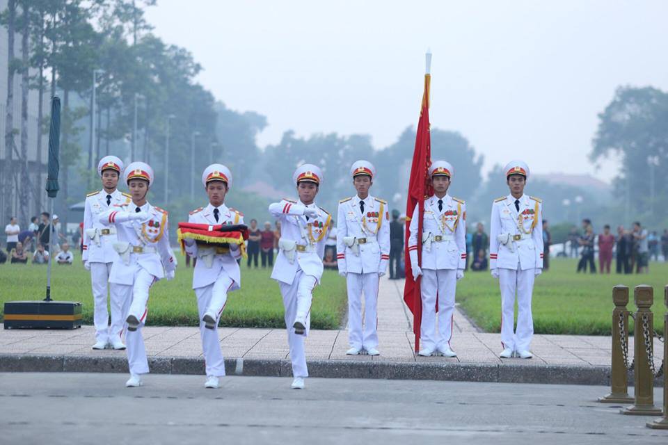 X&uacute;c động lễ treo cờ rủ Quốc tang nguy&ecirc;n Tổng B&iacute; thư Đỗ Mười - Ảnh 11.