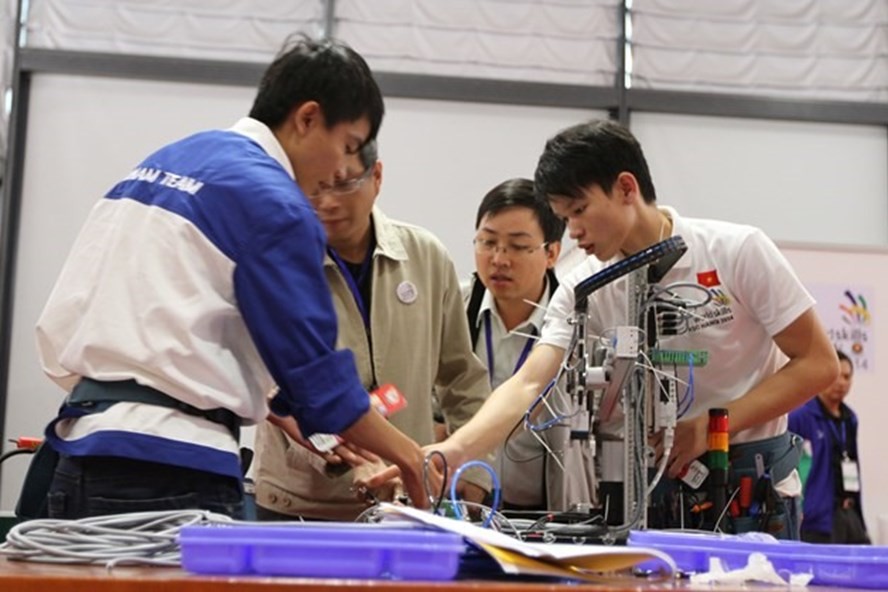 Không tăng tuổi hưu sẽ phải "nhập khẩu" lao động