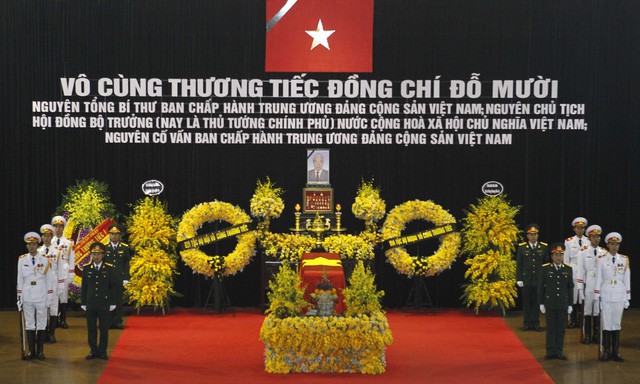 Hàng ngàn người dân tiễn đưa nguyên Tổng Bí thư Đỗ Mười về nơi an nghỉ - Ảnh 1.