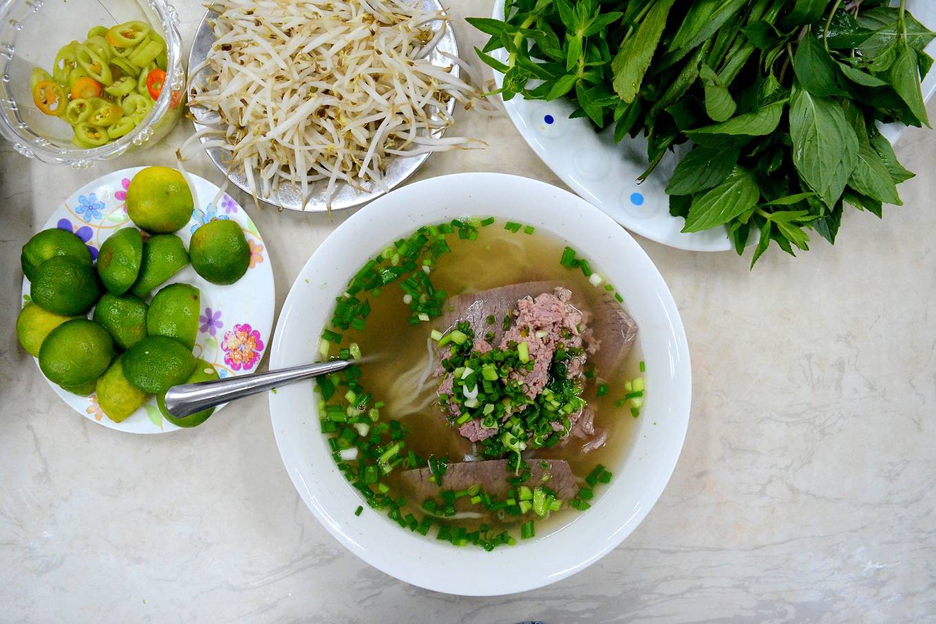 Những điều du khách Tây tưởng và thực tế khi tới Việt Nam - Ảnh 1.