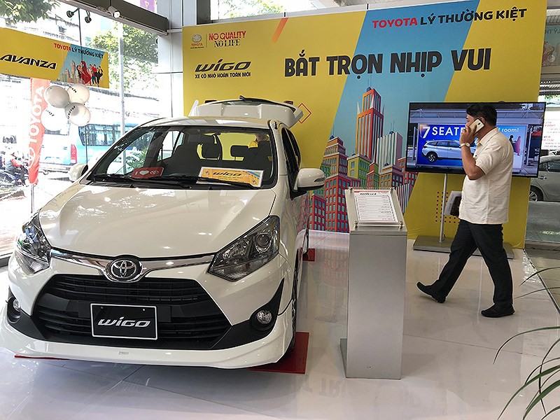 Đại lý ôtô tung chiêu "bia kèm lạc"