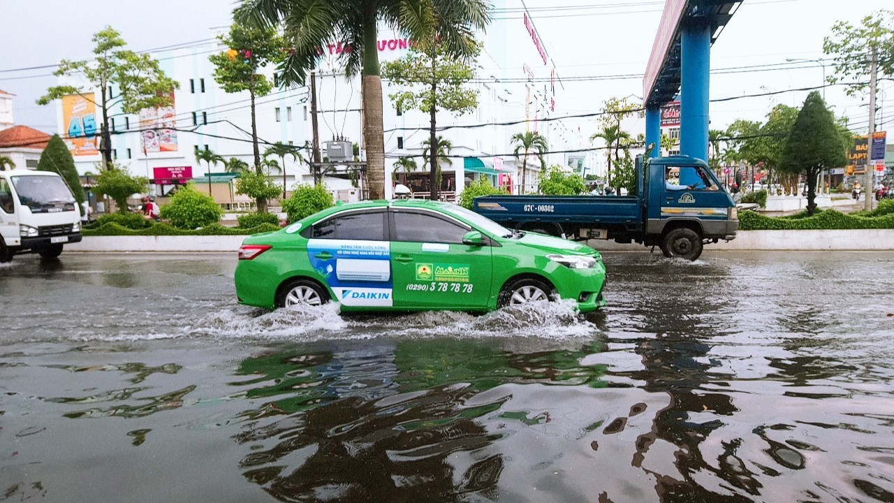 Cà Mau: Đường biến thành “sông” sau cơn mưa như trút nước - Ảnh 6.