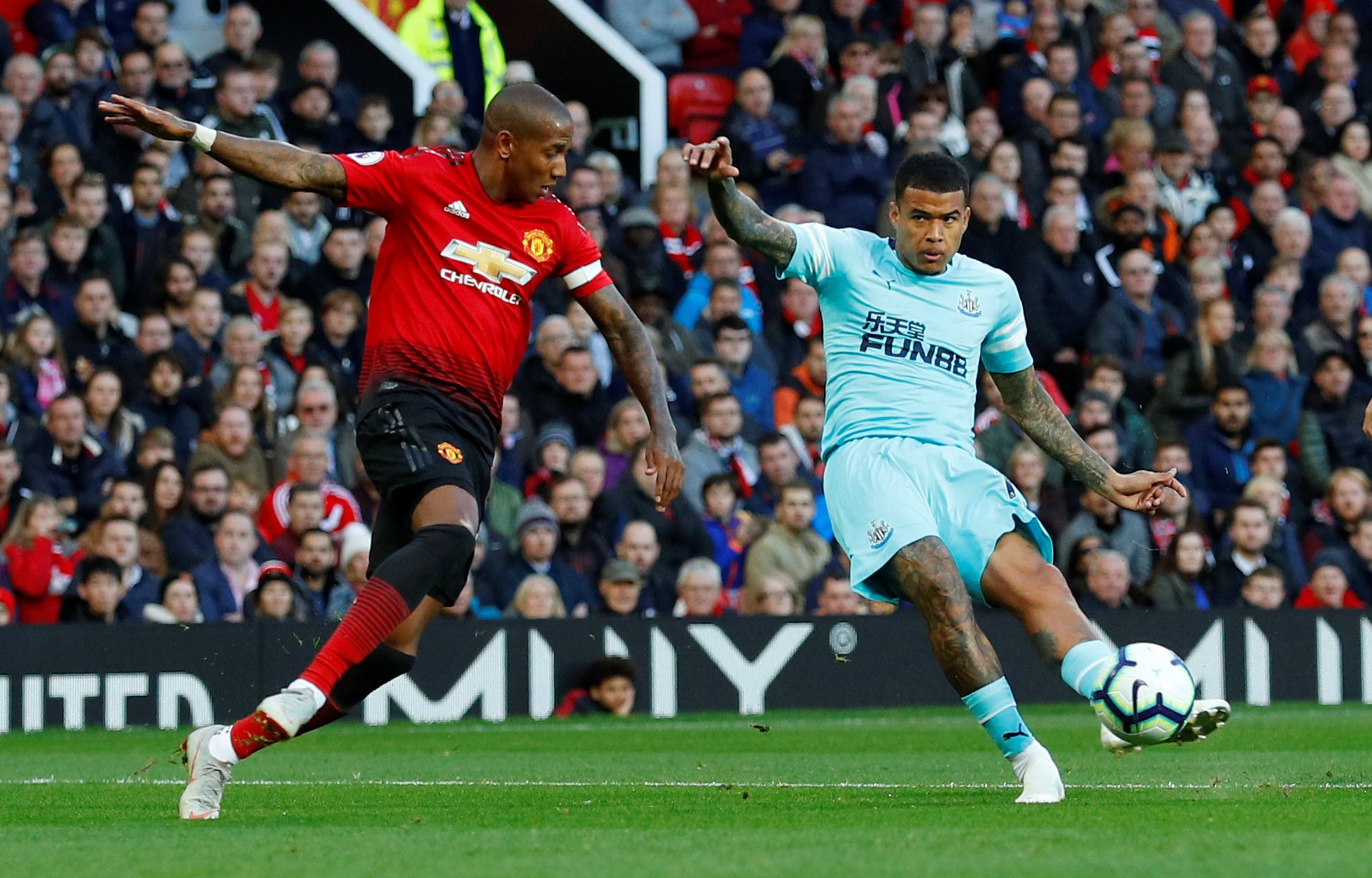 Kịch t&iacute;nh vỡ o&agrave;, Man United ngược d&ograve;ng hạ Newcastle tại Old Trafford - Ảnh 4.