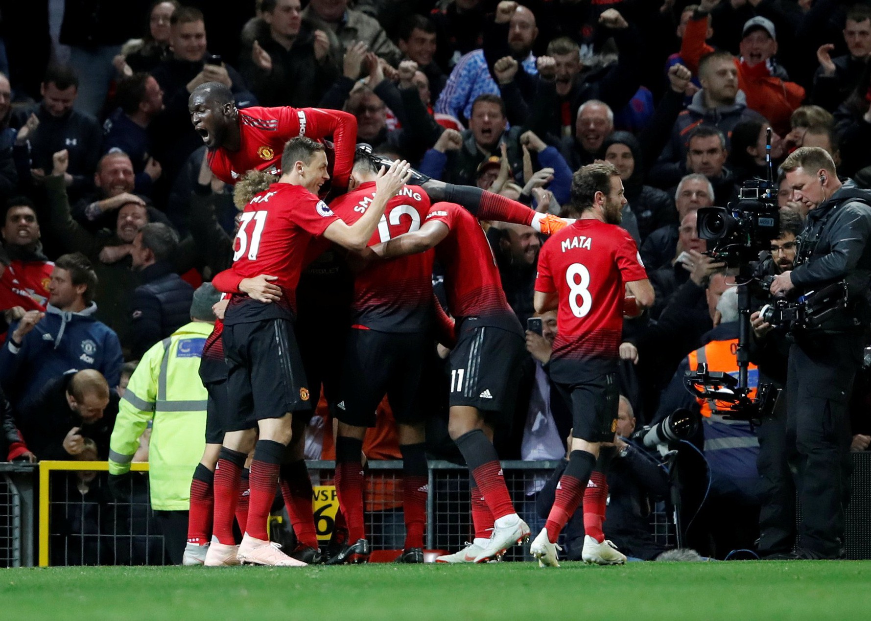 Kịch t&iacute;nh vỡ o&agrave;, Man United ngược d&ograve;ng hạ Newcastle tại Old Trafford - Ảnh 10.