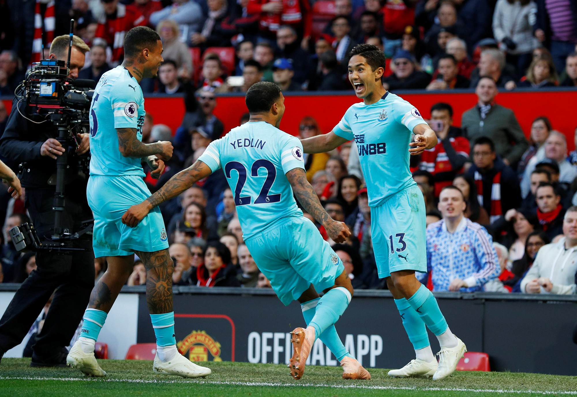 Kịch t&iacute;nh vỡ o&agrave;, Man United ngược d&ograve;ng hạ Newcastle tại Old Trafford - Ảnh 3.