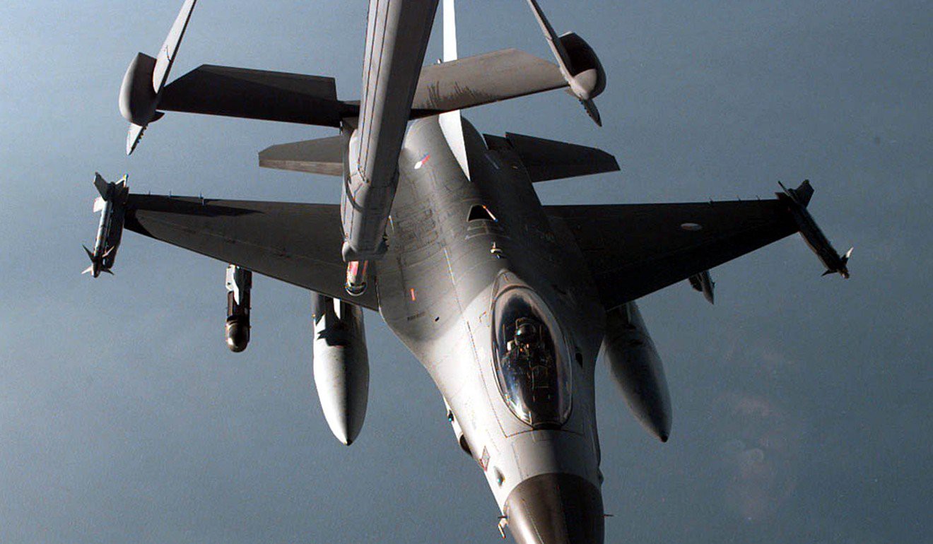 Hà Lan xuất kích chiến đấu cơ F-16 mang tên lửa hộ tống máy bay chở khách