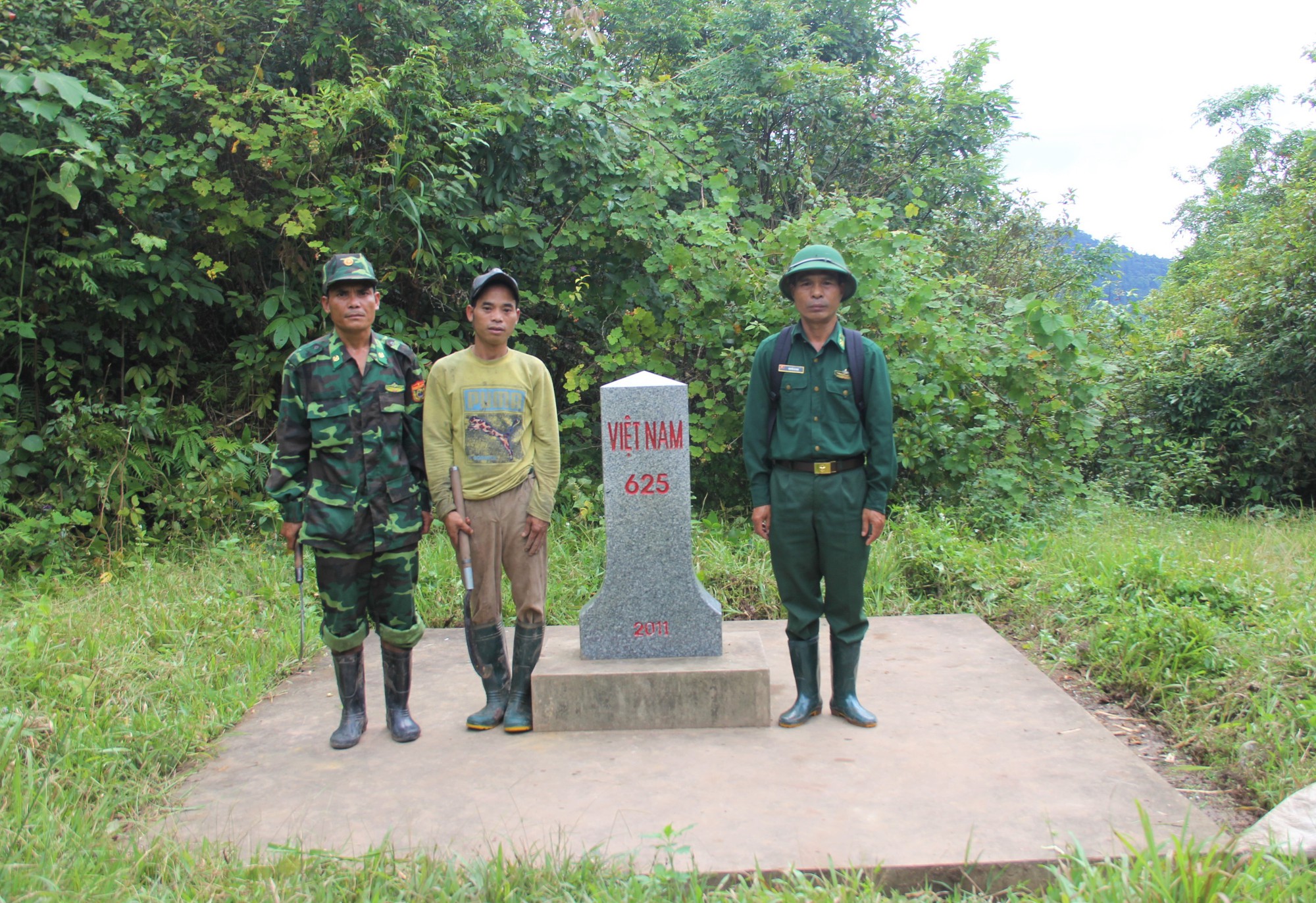 Băng rừng đưa 6 người con của người giữ bi&ecirc;n cương về trường học tập - Ảnh 2.