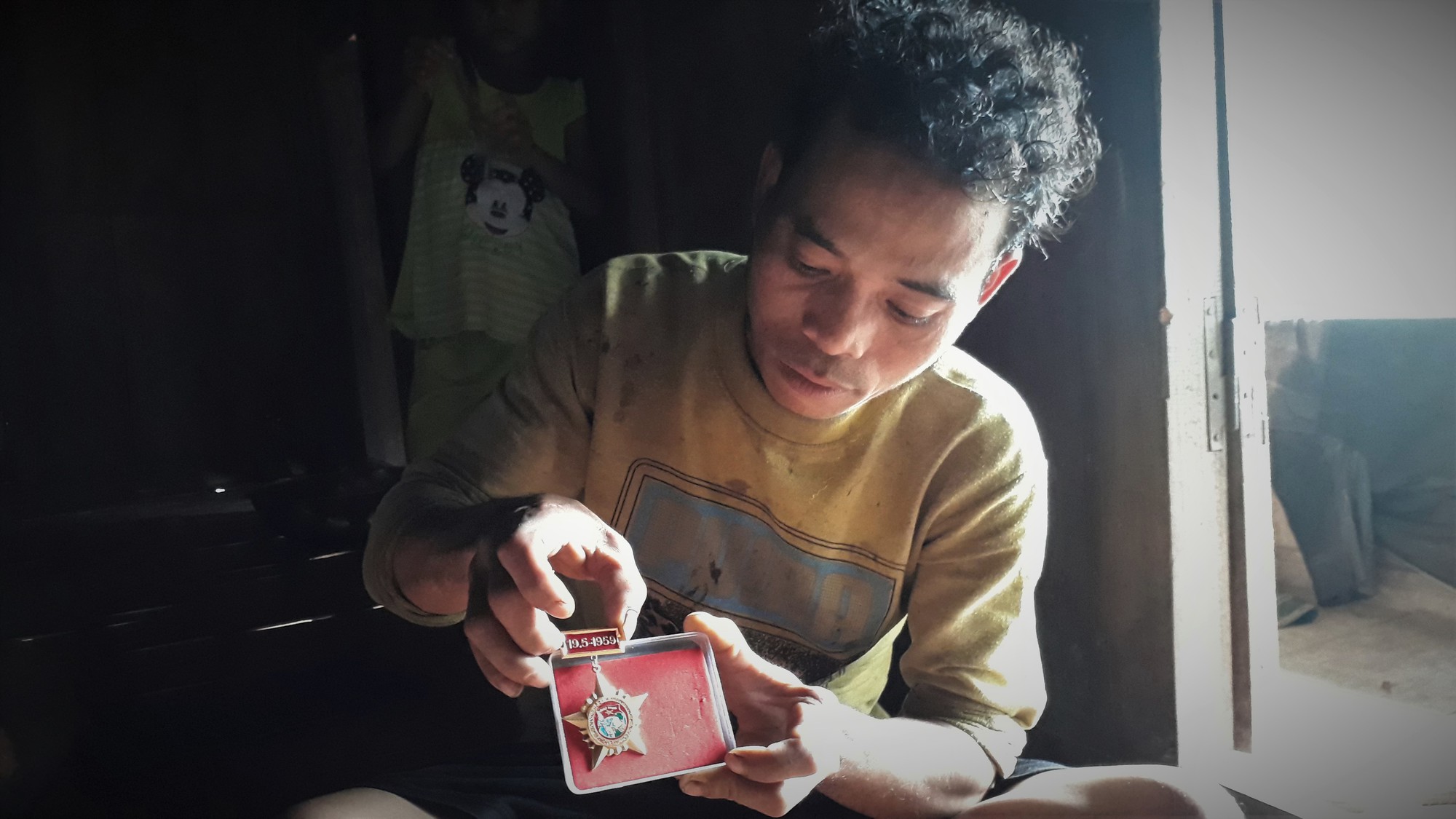 Băng rừng đưa 6 người con của người giữ bi&ecirc;n cương về trường học tập - Ảnh 3.