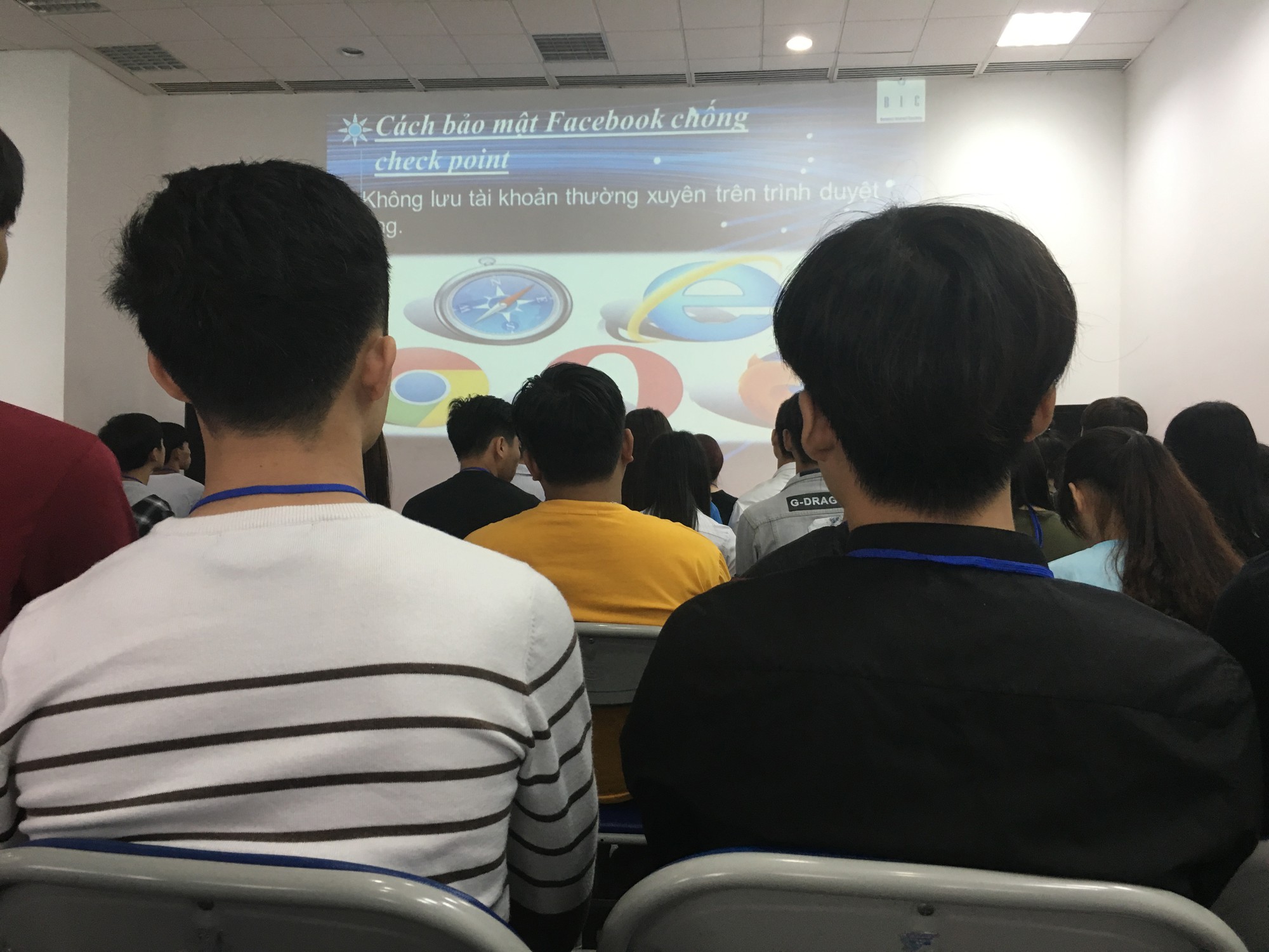 Việc làm ảo tràn lan mạng xã hội: Bên trong lớp học kinh doanh online