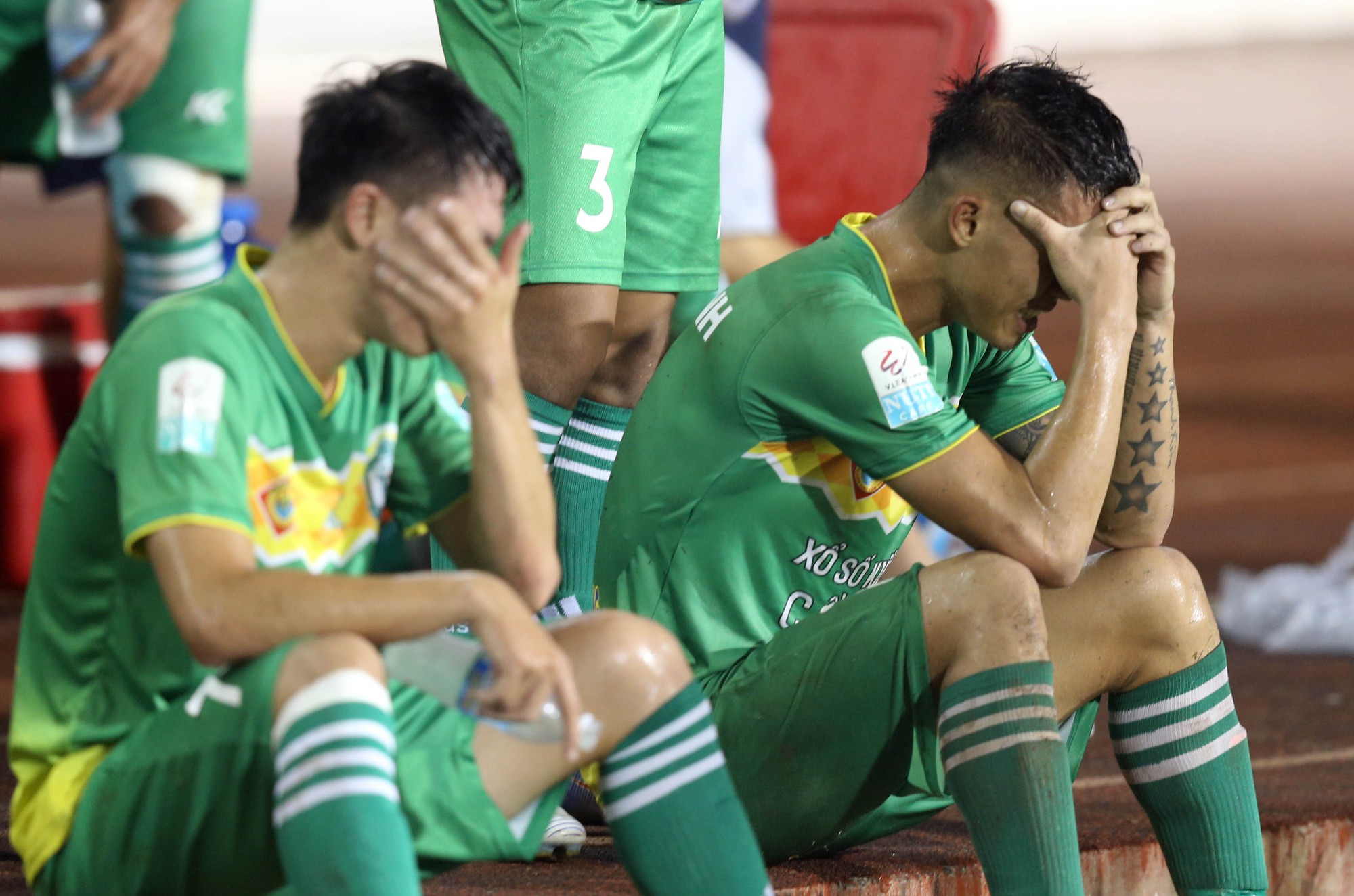 V-League: XSKT Cần Thơ rớt hạng, Nam Định tranh vé vớt