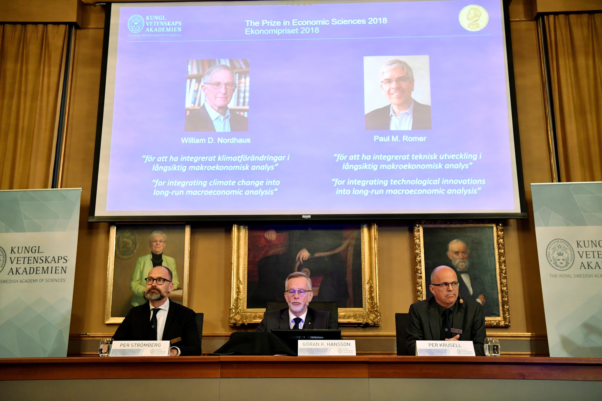 Nobel Kinh tế 2018: Chạm tới b&agrave;i to&aacute;n kh&oacute; của thời đại - Ảnh 1.