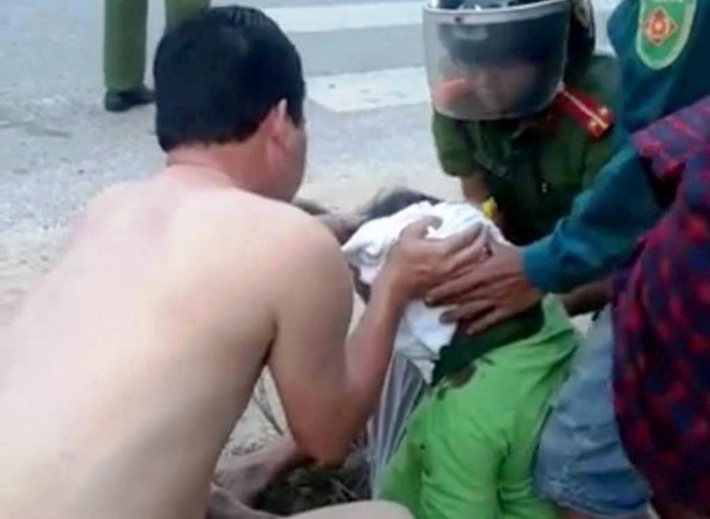CSGT Thanh Hóa cởi áo cấp cứu người bị tai nạn giao thông