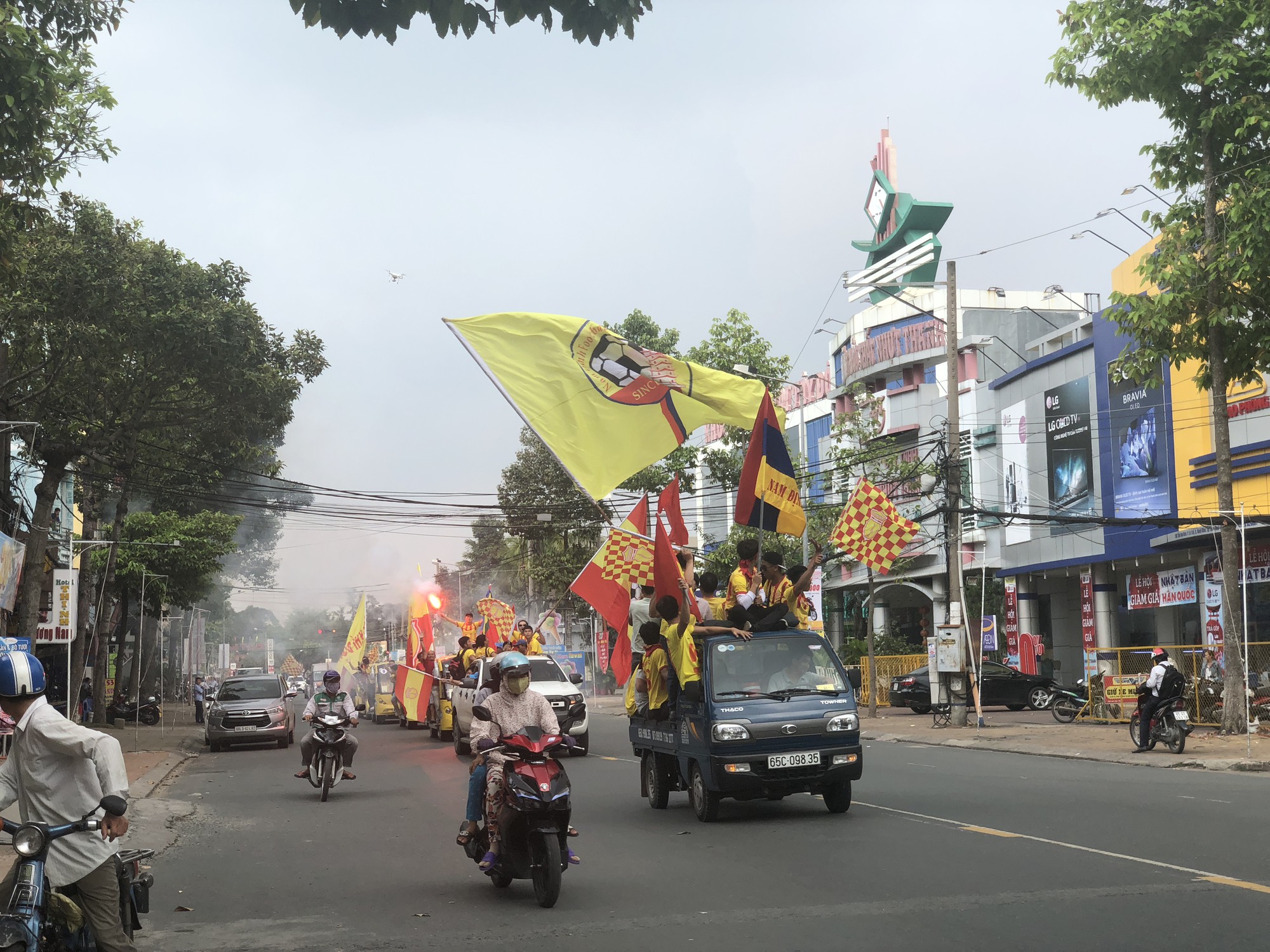 CĐV Nam Định làm nóng trận "chung kết ngược" tại Cần Thơ