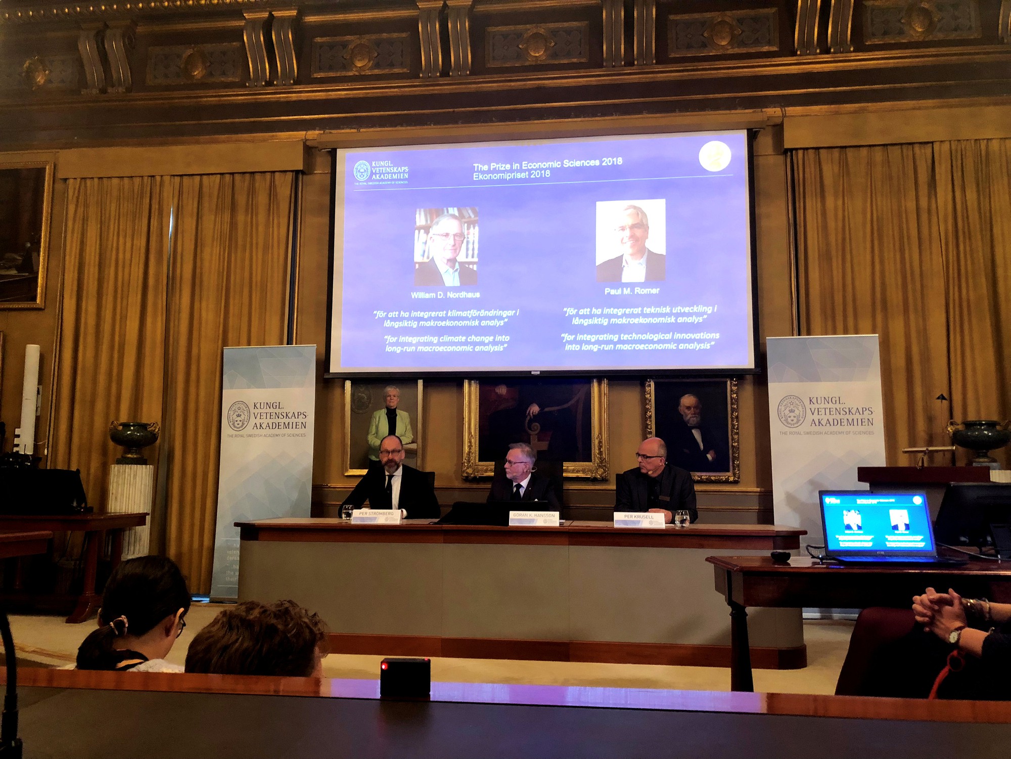 Nobel Kinh tế 2018 về tay hai người Mỹ