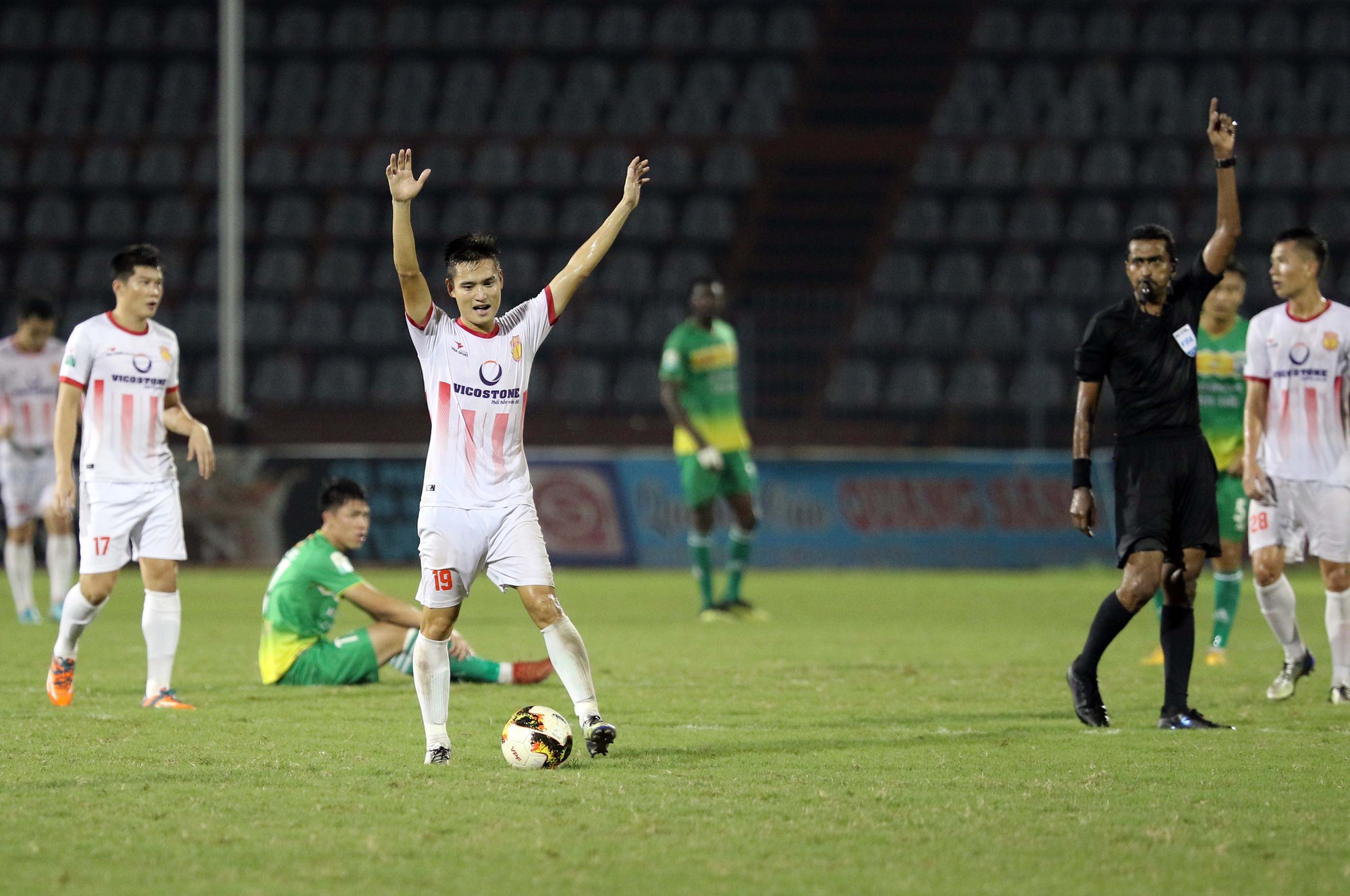Đẩy XSKT Cần Thơ rớt hạng, Nam Định gi&agrave;nh suất tranh v&eacute; vớt V-League 2019 - Ảnh 10.