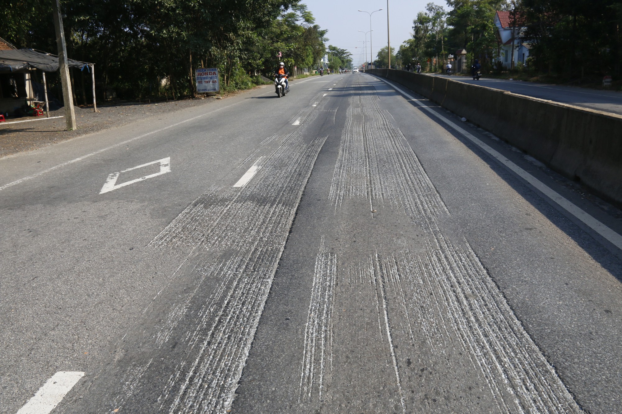 Cận cảnh v&aacute; v&iacute;u quốc lộ ng&agrave;n tỉ ở Quảng Nam - Ảnh 14.