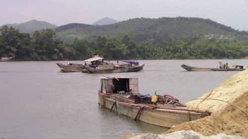 Băm nát sông Hương